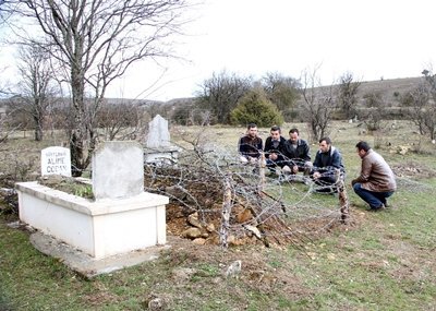 (ÖZEL HABER) CENAZE AVCISI AYILARA TÜRK ??? ÇÖZÜM AYI SALDIRILARI, NALBURDA TEL SATI?LARINI ARTTIRDI KASTAMONU'DA AYILARIN SALDIRISI ÜZER?NE VATANDA?LAR ÇAREY? MEZARLARIN ÜSTÜNÜ TEL ÖRGÜ KAPATMAKTA BULDU