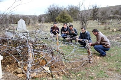 (ÖZEL HABER) CENAZE AVCISI AYILARA TÜRK ??? ÇÖZÜM AYI SALDIRILARI, NALBURDA TEL SATI?LARINI ARTTIRDI KASTAMONU'DA AYILARIN SALDIRISI ÜZER?NE VATANDA?LAR ÇAREY? MEZARLARIN ÜSTÜNÜ TEL ÖRGÜ KAPATMAKTA BULDU
