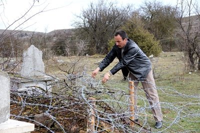 (ÖZEL HABER) CENAZE AVCISI AYILARA TÜRK ??? ÇÖZÜM AYI SALDIRILARI, NALBURDA TEL SATI?LARINI ARTTIRDI KASTAMONU'DA AYILARIN SALDIRISI ÜZER?NE VATANDA?LAR ÇAREY? MEZARLARIN ÜSTÜNÜ TEL ÖRGÜ KAPATMAKTA BULDU