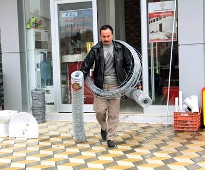 (ÖZEL HABER) CENAZE AVCISI AYILARA TÜRK ??? ÇÖZÜM AYI SALDIRILARI, NALBURDA TEL SATI?LARINI ARTTIRDI KASTAMONU'DA AYILARIN SALDIRISI ÜZER?NE VATANDA?LAR ÇAREY? MEZARLARIN ÜSTÜNÜ TEL ÖRGÜ KAPATMAKTA BULDU