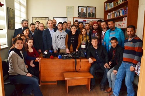 GAZETECİYE SALDIRIYI MAKİNELERİNİ BIRAKARAK KINADILAR