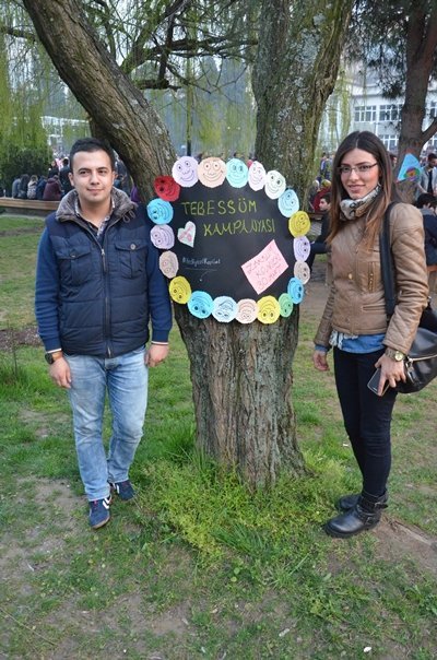 (ÖZEL HABER) B?LETL? DE??L HED?YEL? KONSER BEÜ?DE DÜZENLENEN ?TEBESSÜM? KAMPANYASINDA ZAKKUM ÜCRETS?Z KONSER VERECEK KONSERE G?RMEK ?Ç?N GET?R?LEN KIYAFET, KIRTAS?YE VE G?Y?M MALZEMELER? ?HT?YAÇ SAH?PLER?NE VER?LECEK