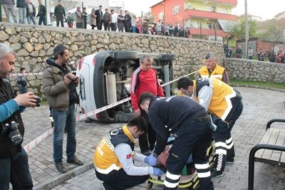 E??NE KULLANMAYI Ö?RETT??? OTOMOB?LLE ÇOCUK PARKINA UÇTULAR KAZADA KARI KOCANIN HAF?F ?EK?LDE YARALANIRKEN, PARKTA BULUNAN ÇOCUKLAR CANLARINI ZOR KURTARDI