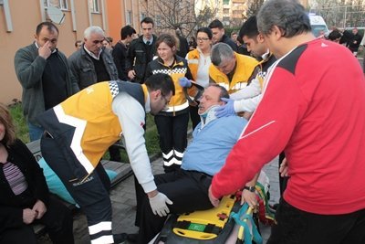 E??NE KULLANMAYI Ö?RETT??? OTOMOB?LLE ÇOCUK PARKINA UÇTULAR KAZADA KARI KOCANIN HAF?F ?EK?LDE YARALANIRKEN, PARKTA BULUNAN ÇOCUKLAR CANLARINI ZOR KURTARDI