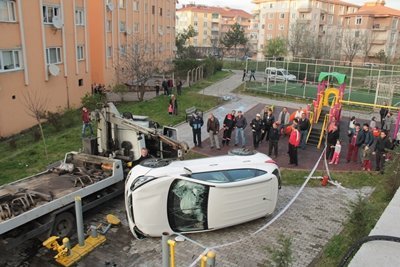 EŞİNE KULLANMAYI ÖĞRETTİĞİ OTOMOBİLLE ÇOCUK PARKINA UÇTULAR