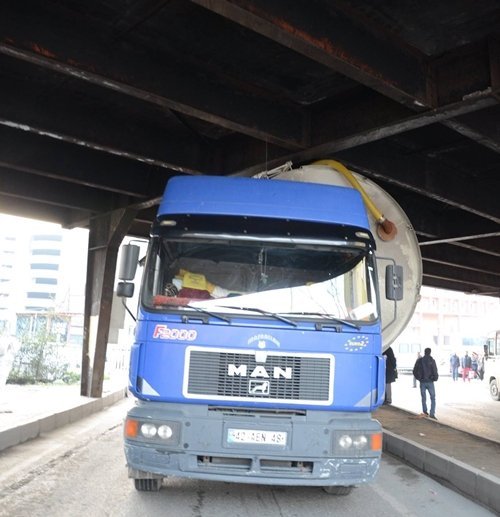 TIR KÖPRÜDE SIKIŞTI, TRAFİK FELÇ OLDU