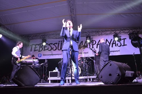 BÜLENT ECEV?T ÜN?VERS?TES??NDE ZAKKUM RÜZGARI ZAKKUM, ?GÖKYÜZÜ? PARÇASINI SOMA?DA ÖLEN ??Ç?LER, ÖZGECAN ASLAN VE GEZ? OLAYLARINDA ÖLENLER ?Ç?N OKUDU ZAKKUM: ?SONBAHARDA YEN? ALBÜMÜMÜZ GEL?YOR?