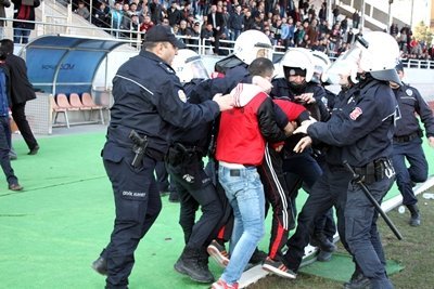 AMATÖR MAÇTA TR?BÜN TERÖRÜ AMATÖR L?G MAÇINDA Y?NE OLAY KASTAMONUSPOR - LAD?K BELED?YESPOR MAÇINDA SAHA KARI?TI