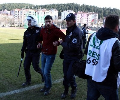 AMATÖR MAÇTA TR?BÜN TERÖRÜ AMATÖR L?G MAÇINDA Y?NE OLAY KASTAMONUSPOR - LAD?K BELED?YESPOR MAÇINDA SAHA KARI?TI