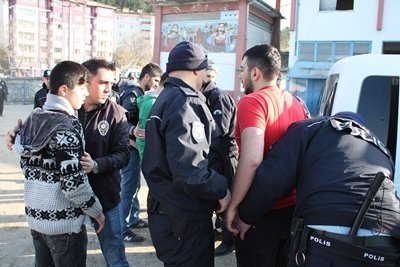 AMATÖR MAÇTA TR?BÜN TERÖRÜ AMATÖR L?G MAÇINDA Y?NE OLAY KASTAMONUSPOR - LAD?K BELED?YESPOR MAÇINDA SAHA KARI?TI