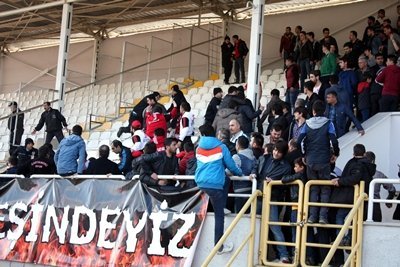 AMATÖR MAÇTA TR?BÜN TERÖRÜ AMATÖR L?G MAÇINDA Y?NE OLAY KASTAMONUSPOR - LAD?K BELED?YESPOR MAÇINDA SAHA KARI?TI