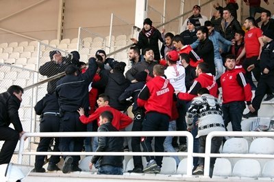 AMATÖR MAÇTA TR?BÜN TERÖRÜ AMATÖR L?G MAÇINDA Y?NE OLAY KASTAMONUSPOR - LAD?K BELED?YESPOR MAÇINDA SAHA KARI?TI