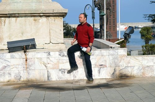 GÜNEYDO?U GAZ?S? VAL?L?K ÖNÜNDE KEND?N? YAKMAK ?STED? KÖFTE DÜKKANINA DÖNÜ?TÜRDÜ?Ü OTOBÜSE BELED?YE TARAFINDAN RUHSATSIZ OLDU?U GEREKÇES?YLE MÜDAHALE ED?L?NCE ÜZER?NE BENZ?N DÖKÜP PROTESTO ETT?