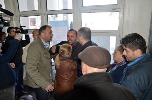 GÜNEYDO?U GAZ?S? VAL?L?K ÖNÜNDE KEND?N? YAKMAK ?STED? KÖFTE DÜKKANINA DÖNÜ?TÜRDÜ?Ü OTOBÜSE BELED?YE TARAFINDAN RUHSATSIZ OLDU?U GEREKÇES?YLE MÜDAHALE ED?L?NCE ÜZER?NE BENZ?N DÖKÜP PROTESTO ETT?