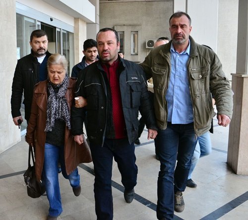 GÜNEYDO?U GAZ?S? VAL?L?K ÖNÜNDE KEND?N? YAKMAK ?STED? KÖFTE DÜKKANINA DÖNÜ?TÜRDÜ?Ü OTOBÜSE BELED?YE TARAFINDAN RUHSATSIZ OLDU?U GEREKÇES?YLE MÜDAHALE ED?L?NCE ÜZER?NE BENZ?N DÖKÜP PROTESTO ETT?