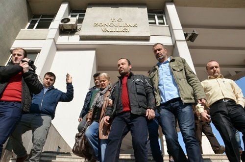 GÜNEYDO?U GAZ?S? VAL?L?K ÖNÜNDE KEND?N? YAKMAK ?STED? KÖFTE DÜKKANINA DÖNÜ?TÜRDÜ?Ü OTOBÜSE BELED?YE TARAFINDAN RUHSATSIZ OLDU?U GEREKÇES?YLE MÜDAHALE ED?L?NCE ÜZER?NE BENZ?N DÖKÜP PROTESTO ETT?