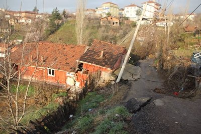 KARABÜK'TE HEYELAN HEYELAN SONRASI BAZI EVLER YIKILIRKEN, POL?S ANONSLARLA EVLER? BO?ALTTI