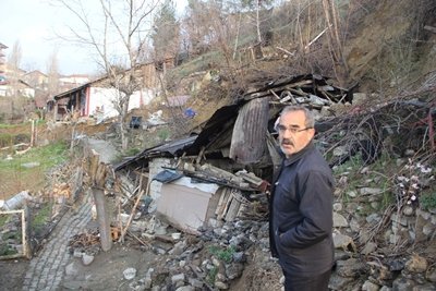 KARABÜK'TE HEYELAN HEYELAN SONRASI BAZI EVLER YIKILIRKEN, POL?S ANONSLARLA EVLER? BO?ALTTI