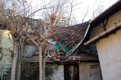 KARABÜK'TE HEYELAN HEYELAN SONRASI BAZI EVLER YIKILIRKEN, POL?S ANONSLARLA EVLER? BO?ALTTI