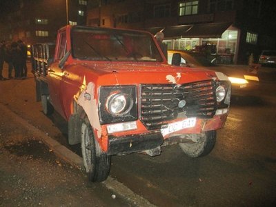 (ÖZEL HABER) SEY?R HAL?NDE OLAN ARACA KAMYON ÇARPTI: 2 YARALI