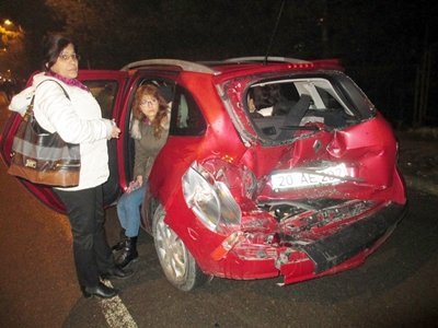 (ÖZEL HABER) SEY?R HAL?NDE OLAN ARACA KAMYON ÇARPTI: 2 YARALI