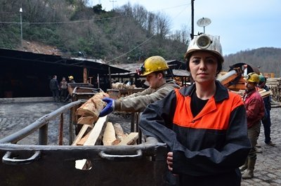 (ÖZEL HABER) KADIN MÜHEND?S, KADINLAR GÜNÜ'NÜ YER?N METRELERCE ALTINDA KUTLADI MADEN?N KADIN MÜHEND?S? EVR?M AKKA?, KADINA ??DDET?N ÖNLENMES?N? ?STED? ARILAR MADENC?L?K MADEN YÜKSEK MÜHEND?S? EVR?M AKKA?: ?ÖNCE ?? GÜVENL???, ÖNCE ?? SA?LI?I ONDAN SONRA ?? D?YE BEKL?YORUZ? ?KÖMÜRÜN ?ÇER?S?NDE ERKEK ARKADA?LARIMLA B?RL?KTE YER?N METRELERCE ALTINDA ???M? ?CRA ETMEYE ÇALI?IYORUM? ?B?Z MESLE??M?Z? ?CRA ETMEK ?ST?YORUZ, EVDE OTURMAK ?Ç?N OKUMADIK? ?MADENC?L?K SEKTÖRÜNE DÜNYANIN DA, TÜRK?YE?N?N DE, S?YASET?N DE FARKLI ?EK?LDE BAKMASINI TALEP ED?YORUZ? ?B?ZLERE B?RAZ DAHA DESTEK OLUNMASINI TALEP ED?YORUZ. YETER K? MADENLER KAPATILMASIN, ÜRET?MLER DURDURULMASIN?