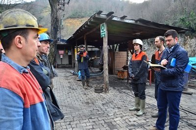 (ÖZEL HABER) KADIN MÜHEND?S, KADINLAR GÜNÜ'NÜ YER?N METRELERCE ALTINDA KUTLADI MADEN?N KADIN MÜHEND?S? EVR?M AKKA?, KADINA ??DDET?N ÖNLENMES?N? ?STED? ARILAR MADENC?L?K MADEN YÜKSEK MÜHEND?S? EVR?M AKKA?: ?ÖNCE ?? GÜVENL???, ÖNCE ?? SA?LI?I ONDAN SONRA ?? D?YE BEKL?YORUZ? ?KÖMÜRÜN ?ÇER?S?NDE ERKEK ARKADA?LARIMLA B?RL?KTE YER?N METRELERCE ALTINDA ???M? ?CRA ETMEYE ÇALI?IYORUM? ?B?Z MESLE??M?Z? ?CRA ETMEK ?ST?YORUZ, EVDE OTURMAK ?Ç?N OKUMADIK? ?MADENC?L?K SEKTÖRÜNE DÜNYANIN DA, TÜRK?YE?N?N DE, S?YASET?N DE FARKLI ?EK?LDE BAKMASINI TALEP ED?YORUZ? ?B?ZLERE B?RAZ DAHA DESTEK OLUNMASINI TALEP ED?YORUZ. YETER K? MADENLER KAPATILMASIN, ÜRET?MLER DURDURULMASIN?