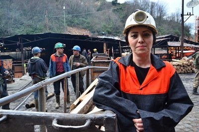 (ÖZEL HABER) KADIN MÜHEND?S, KADINLAR GÜNÜ'NÜ YER?N METRELERCE ALTINDA KUTLADI MADEN?N KADIN MÜHEND?S? EVR?M AKKA?, KADINA ??DDET?N ÖNLENMES?N? ?STED? ARILAR MADENC?L?K MADEN YÜKSEK MÜHEND?S? EVR?M AKKA?: ?ÖNCE ?? GÜVENL???, ÖNCE ?? SA?LI?I ONDAN SONRA ?? D?YE BEKL?YORUZ? ?KÖMÜRÜN ?ÇER?S?NDE ERKEK ARKADA?LARIMLA B?RL?KTE YER?N METRELERCE ALTINDA ???M? ?CRA ETMEYE ÇALI?IYORUM? ?B?Z MESLE??M?Z? ?CRA ETMEK ?ST?YORUZ, EVDE OTURMAK ?Ç?N OKUMADIK? ?MADENC?L?K SEKTÖRÜNE DÜNYANIN DA, TÜRK?YE?N?N DE, S?YASET?N DE FARKLI ?EK?LDE BAKMASINI TALEP ED?YORUZ? ?B?ZLERE B?RAZ DAHA DESTEK OLUNMASINI TALEP ED?YORUZ. YETER K? MADENLER KAPATILMASIN, ÜRET?MLER DURDURULMASIN?