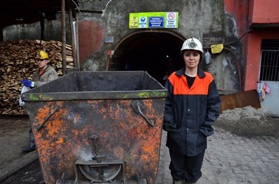 (ÖZEL HABER) KADIN MÜHEND?S, KADINLAR GÜNÜ'NÜ YER?N METRELERCE ALTINDA KUTLADI MADEN?N KADIN MÜHEND?S? EVR?M AKKA?, KADINA ??DDET?N ÖNLENMES?N? ?STED? ARILAR MADENC?L?K MADEN YÜKSEK MÜHEND?S? EVR?M AKKA?: ?ÖNCE ?? GÜVENL???, ÖNCE ?? SA?LI?I ONDAN SONRA ?? D?YE BEKL?YORUZ? ?KÖMÜRÜN ?ÇER?S?NDE ERKEK ARKADA?LARIMLA B?RL?KTE YER?N METRELERCE ALTINDA ???M? ?CRA ETMEYE ÇALI?IYORUM? ?B?Z MESLE??M?Z? ?CRA ETMEK ?ST?YORUZ, EVDE OTURMAK ?Ç?N OKUMADIK? ?MADENC?L?K SEKTÖRÜNE DÜNYANIN DA, TÜRK?YE?N?N DE, S?YASET?N DE FARKLI ?EK?LDE BAKMASINI TALEP ED?YORUZ? ?B?ZLERE B?RAZ DAHA DESTEK OLUNMASINI TALEP ED?YORUZ. YETER K? MADENLER KAPATILMASIN, ÜRET?MLER DURDURULMASIN?