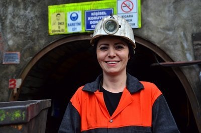 (ÖZEL HABER) KADIN MÜHEND?S, KADINLAR GÜNÜ'NÜ YER?N METRELERCE ALTINDA KUTLADI MADEN?N KADIN MÜHEND?S? EVR?M AKKA?, KADINA ??DDET?N ÖNLENMES?N? ?STED? ARILAR MADENC?L?K MADEN YÜKSEK MÜHEND?S? EVR?M AKKA?: ?ÖNCE ?? GÜVENL???, ÖNCE ?? SA?LI?I ONDAN SONRA ?? D?YE BEKL?YORUZ? ?KÖMÜRÜN ?ÇER?S?NDE ERKEK ARKADA?LARIMLA B?RL?KTE YER?N METRELERCE ALTINDA ???M? ?CRA ETMEYE ÇALI?IYORUM? ?B?Z MESLE??M?Z? ?CRA ETMEK ?ST?YORUZ, EVDE OTURMAK ?Ç?N OKUMADIK? ?MADENC?L?K SEKTÖRÜNE DÜNYANIN DA, TÜRK?YE?N?N DE, S?YASET?N DE FARKLI ?EK?LDE BAKMASINI TALEP ED?YORUZ? ?B?ZLERE B?RAZ DAHA DESTEK OLUNMASINI TALEP ED?YORUZ. YETER K? MADENLER KAPATILMASIN, ÜRET?MLER DURDURULMASIN?