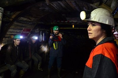 (ÖZEL HABER) KADIN MÜHEND?S, KADINLAR GÜNÜ'NÜ YER?N METRELERCE ALTINDA KUTLADI MADEN?N KADIN MÜHEND?S? EVR?M AKKA?, KADINA ??DDET?N ÖNLENMES?N? ?STED? ARILAR MADENC?L?K MADEN YÜKSEK MÜHEND?S? EVR?M AKKA?: ?ÖNCE ?? GÜVENL???, ÖNCE ?? SA?LI?I ONDAN SONRA ?? D?YE BEKL?YORUZ? ?KÖMÜRÜN ?ÇER?S?NDE ERKEK ARKADA?LARIMLA B?RL?KTE YER?N METRELERCE ALTINDA ???M? ?CRA ETMEYE ÇALI?IYORUM? ?B?Z MESLE??M?Z? ?CRA ETMEK ?ST?YORUZ, EVDE OTURMAK ?Ç?N OKUMADIK? ?MADENC?L?K SEKTÖRÜNE DÜNYANIN DA, TÜRK?YE?N?N DE, S?YASET?N DE FARKLI ?EK?LDE BAKMASINI TALEP ED?YORUZ? ?B?ZLERE B?RAZ DAHA DESTEK OLUNMASINI TALEP ED?YORUZ. YETER K? MADENLER KAPATILMASIN, ÜRET?MLER DURDURULMASIN?