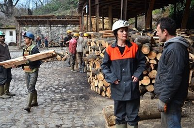 (ÖZEL HABER) KADIN MÜHEND?S, KADINLAR GÜNÜ'NÜ YER?N METRELERCE ALTINDA KUTLADI MADEN?N KADIN MÜHEND?S? EVR?M AKKA?, KADINA ??DDET?N ÖNLENMES?N? ?STED? ARILAR MADENC?L?K MADEN YÜKSEK MÜHEND?S? EVR?M AKKA?: ?ÖNCE ?? GÜVENL???, ÖNCE ?? SA?LI?I ONDAN SONRA ?? D?YE BEKL?YORUZ? ?KÖMÜRÜN ?ÇER?S?NDE ERKEK ARKADA?LARIMLA B?RL?KTE YER?N METRELERCE ALTINDA ???M? ?CRA ETMEYE ÇALI?IYORUM? ?B?Z MESLE??M?Z? ?CRA ETMEK ?ST?YORUZ, EVDE OTURMAK ?Ç?N OKUMADIK? ?MADENC?L?K SEKTÖRÜNE DÜNYANIN DA, TÜRK?YE?N?N DE, S?YASET?N DE FARKLI ?EK?LDE BAKMASINI TALEP ED?YORUZ? ?B?ZLERE B?RAZ DAHA DESTEK OLUNMASINI TALEP ED?YORUZ. YETER K? MADENLER KAPATILMASIN, ÜRET?MLER DURDURULMASIN?