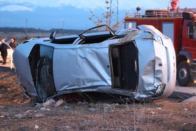 YOLDAN ÇIKAN OTOMOB?L TARLAYA UÇTU: 1 ÖLÜ, 2 YARALI