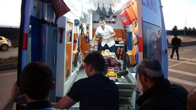 YOLDAN ÇIKAN OTOMOB?L TARLAYA UÇTU: 1 ÖLÜ, 2 YARALI