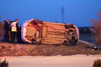 YOLDAN ÇIKAN OTOMOB?L TARLAYA UÇTU: 1 ÖLÜ, 2 YARALI