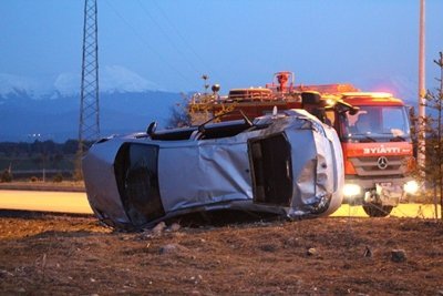 YOLDAN ÇIKAN OTOMOB?L TARLAYA UÇTU: 1 ÖLÜ, 2 YARALI