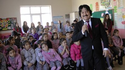 SANATÇI ERCAN GÖNÜLTAŞ TÜRKALİ İLKOKULUNDA GÖSTERİ SERGİLEDİ