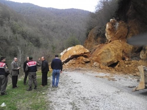 ULUS İLÇESİNDE HEYELAN