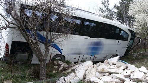 KARABÜK'TE YOLCU OTOBÜSÜ YOLDAN ÇIKTI