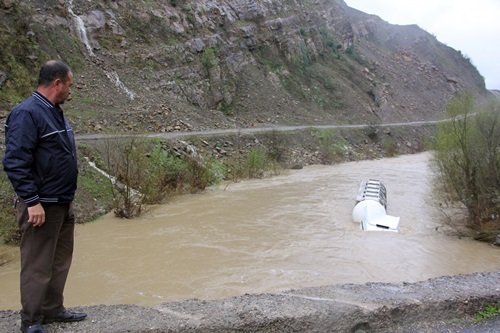 ARACI SUYA GÖMÜLEN TIR ŞOFÖRÜ YÜZEREK KURTULDU
