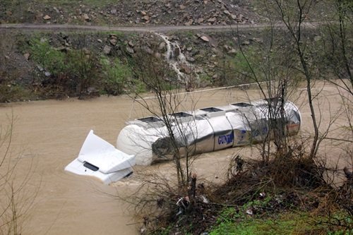 ARACI SUYA GÖMÜLEN TIR ?OFÖRÜ YÜZEREK KURTULDU