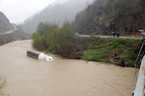 ARACI SUYA GÖMÜLEN TIR ?OFÖRÜ YÜZEREK KURTULDU