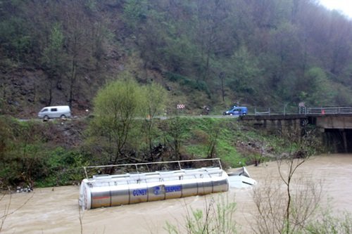ARACI SUYA GÖMÜLEN TIR ?OFÖRÜ YÜZEREK KURTULDU