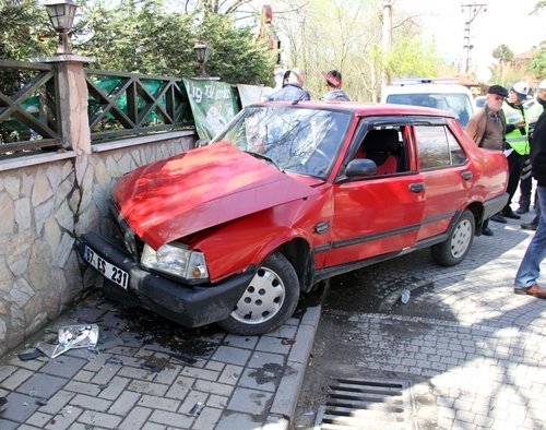 BARTIN?DA TRAF?K KAZASI: 1 YARALI BAYAN SÜRÜCÜ FREN YER?NE GAZA BASINCA ÇAY BAHÇES?N?N DUVARINA ÇARPTI