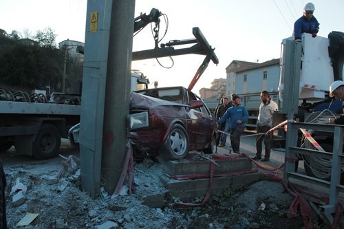 OTOMOB?L ELEKTR?K D?RE??NE ÇARPTI: 4 YARALI