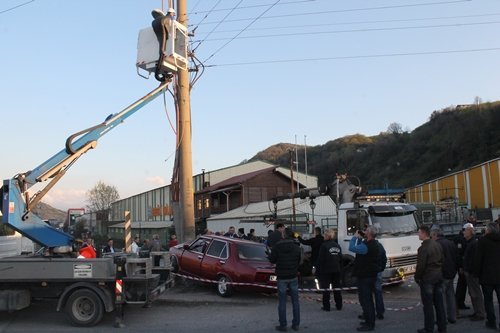 OTOMOB?L ELEKTR?K D?RE??NE ÇARPTI: 4 YARALI