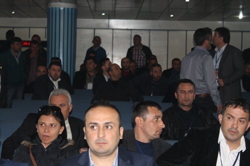 GM?S KONGRES?'NDE OY FOTO?RAFLAMA GERG?NL???