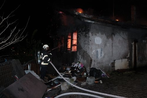 ?K? KATLI AH?AP EV ALEVLERE TESL?M OLDU ELEKTR?K SOBASINDAN ÇIKAN YANGINI SU ?LE SÖNDÜRMEYE ÇALI?INCA EV? TAMEMEN YANDI