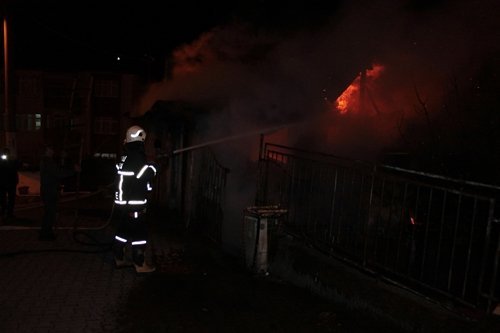 ?K? KATLI AH?AP EV ALEVLERE TESL?M OLDU ELEKTR?K SOBASINDAN ÇIKAN YANGINI SU ?LE SÖNDÜRMEYE ÇALI?INCA EV? TAMEMEN YANDI