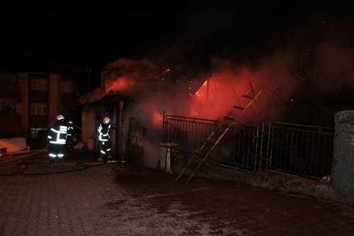 ?K? KATLI AH?AP EV ALEVLERE TESL?M OLDU ELEKTR?K SOBASINDAN ÇIKAN YANGINI SU ?LE SÖNDÜRMEYE ÇALI?INCA EV? TAMEMEN YANDI